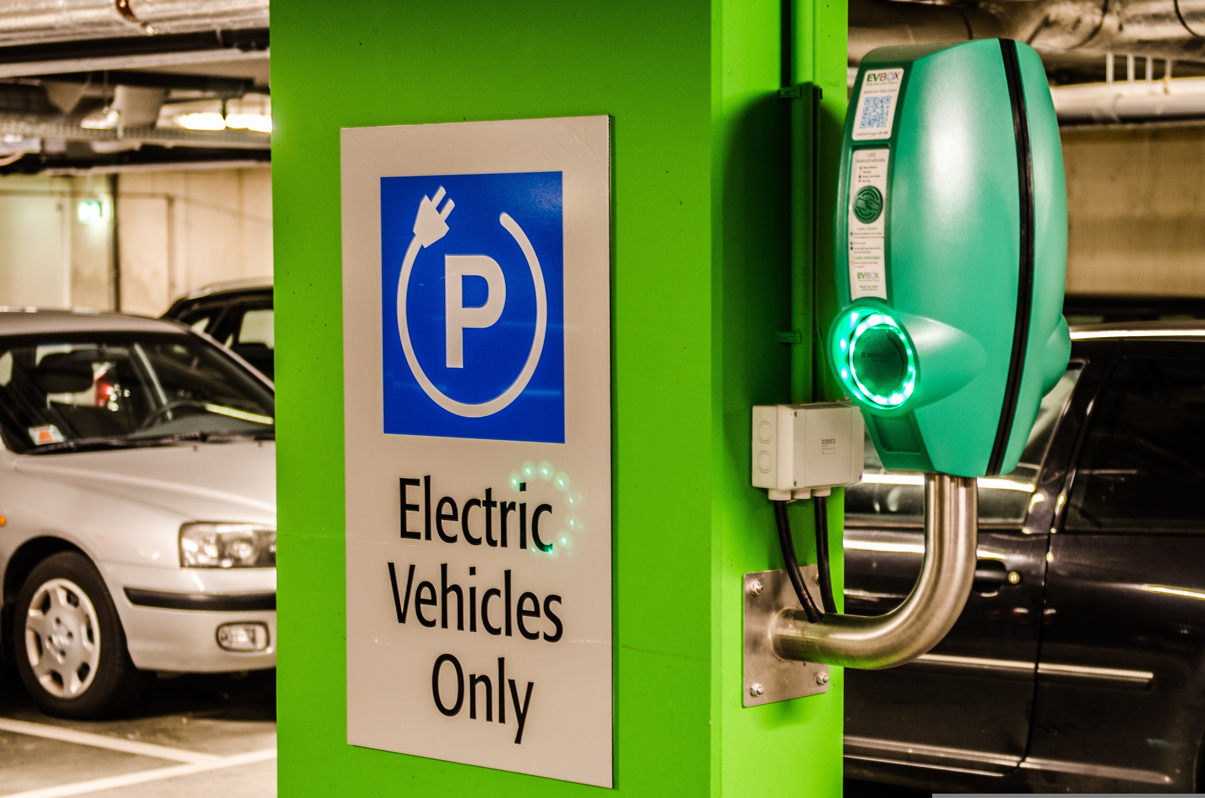 Sign stating electric cars only in a car park 